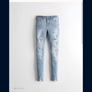 Hollister Jeans
Size: 3 
Condition: Brand New